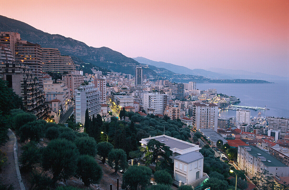 Der Stadtteil Monte Carlo in der Abenddämmerung, Monaco, Côte d'Azur, Frankreich, Europa