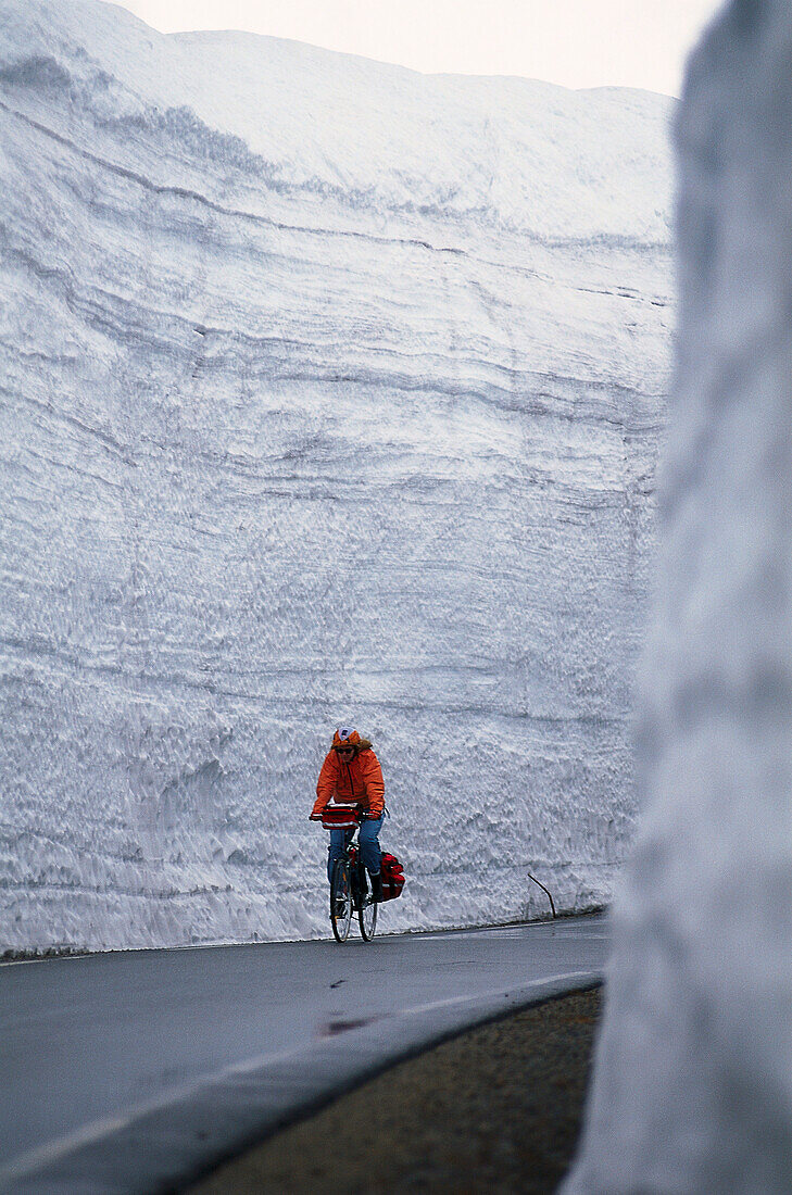 Mann fährt Fahrrad, Fahrradtour, Lyseboth, Rogaland, Norwegen