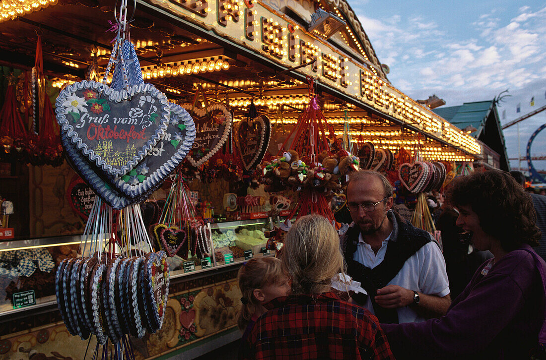 Menschen an einem Stand mit Lebkuchenherzen, Oktoberfest, München, Bayern, Deutschland, Europa