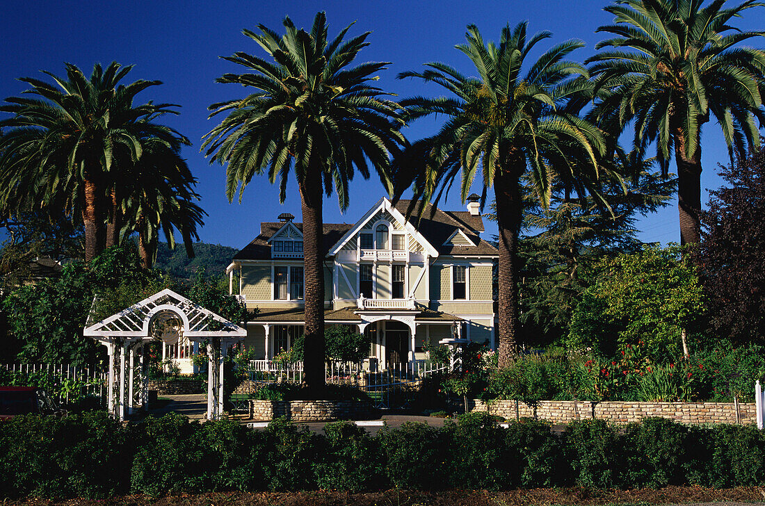 Sutter Home Inn Weingut unter blauem Himmel, Napa Valley, Kalifornien, USA, Amerika