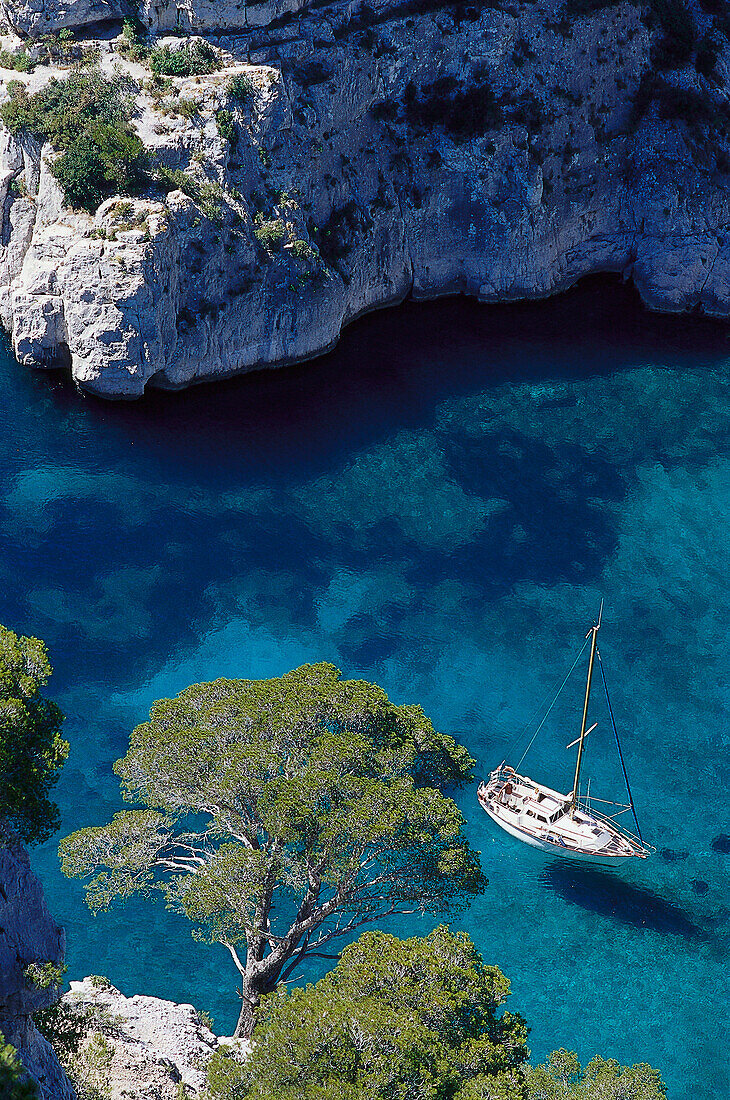 Blick von oben auf ein Boot in einer Bucht, Calanque d´En-Vau, Côte d´Azur, Bouches-du-Rhone, Provence, Frankreich, Europa