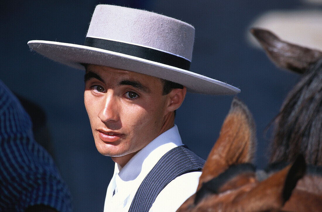 Junger Mann in Tracht auf der Feria de la Manzanilla, Sanlucar de Barrameda, Cadiz, Andalusien, Spanien, Europa