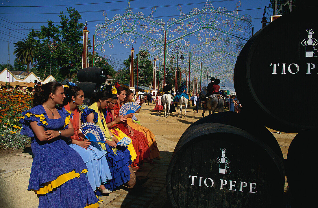 Frauen in Tracht und Fässer auf der Feria del Caballo, Jerez de la Frontera, Cadiz, Andalusien, Spanien, Europa