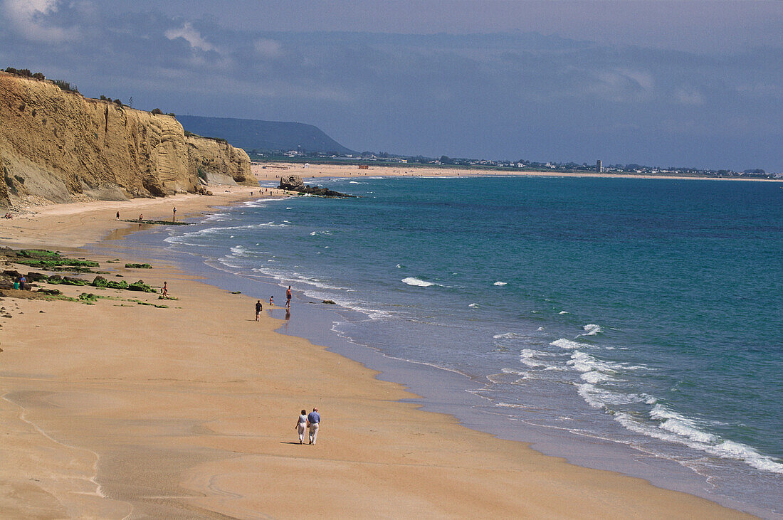 Blick auf Sandstrand mit Menschen, Playa de Fontanilla, Conil, Costa de la Luz, Cadiz, Andalusien, Spanien, Europa