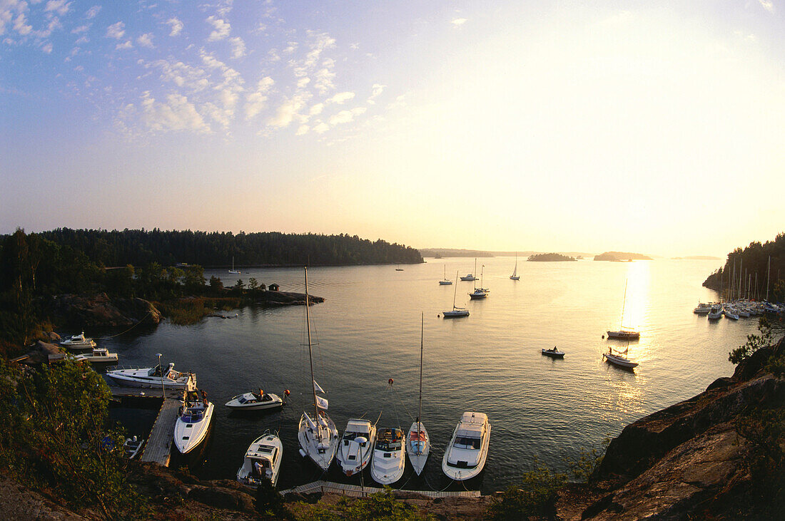 Yachten in einer Bucht bei Sonnenuntergang, Grinda, Stockholmer Schären, Schweden