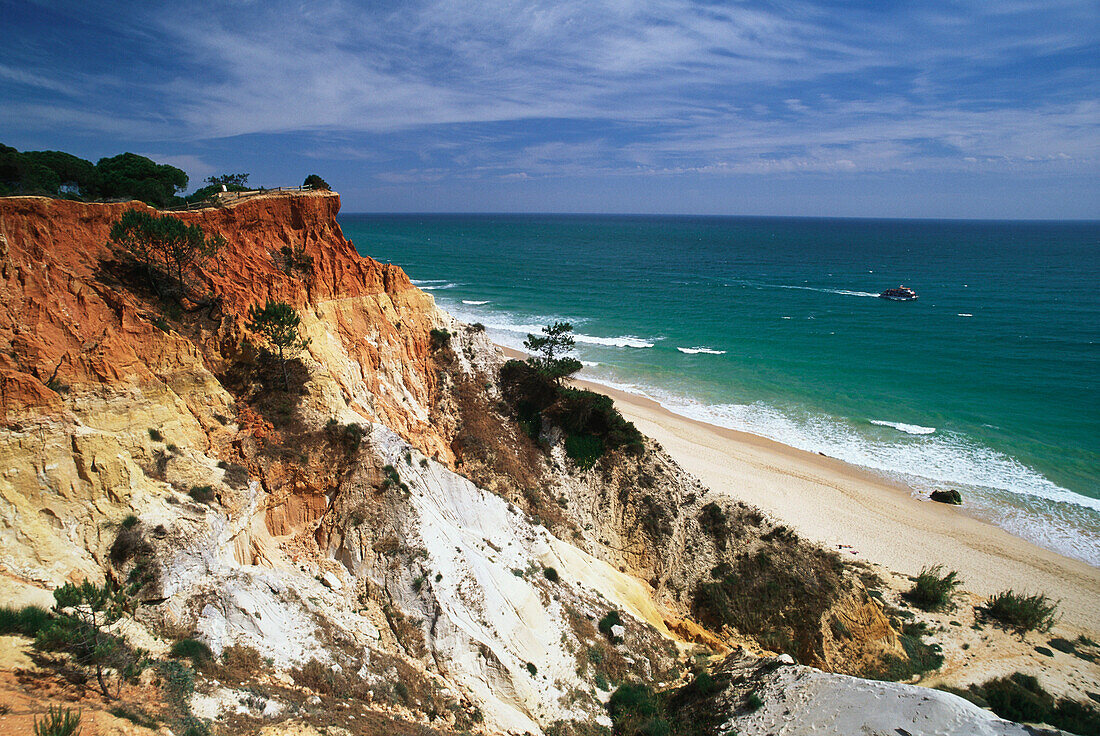 Praia da Falesia, Felsküste und Strand unter Wolkenhimmel, Algarve, Portugal, Europa