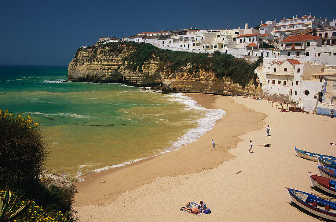 Menschen am Strand im Sonnenlicht, Carvoeiro, Algarve, Portugal, Europa