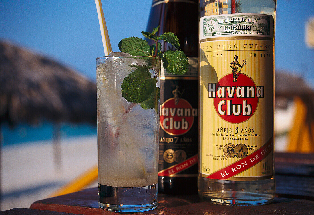 Nahaufnahme von Mojito Drink und Rumflaschen, Varadero Beach, Varadero, Kuba, Karibik, Amerika