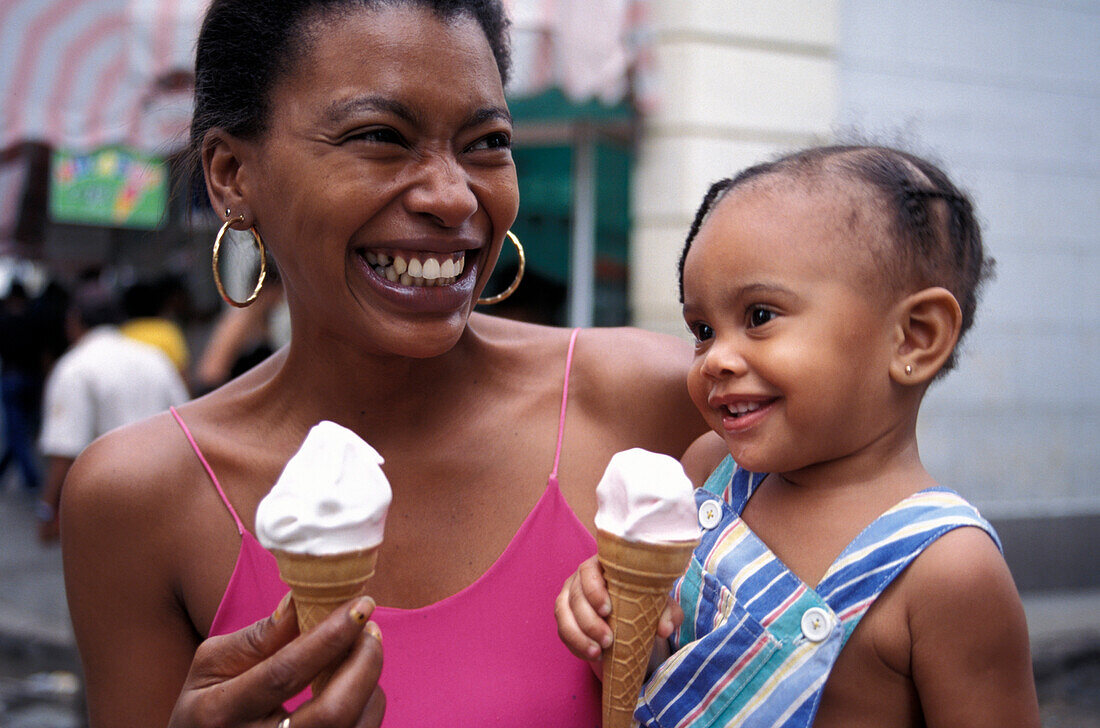 Mutter und Kind essen ein Eis, Havanna, Kuba, Karibik, Amerika