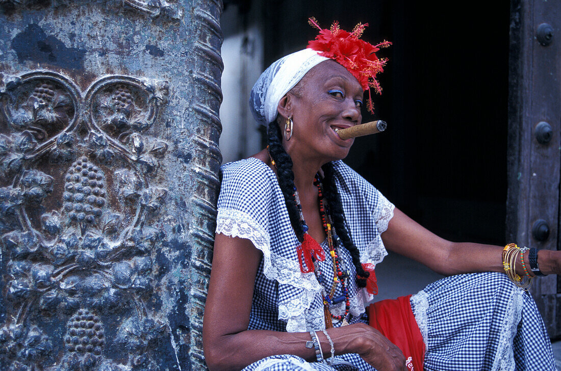 Ältere Frau raucht Zigarre in der Altstadt, Plaza de la Catedral, La Habana Vieja, Havanna, Kuba, Karibik, Amerika