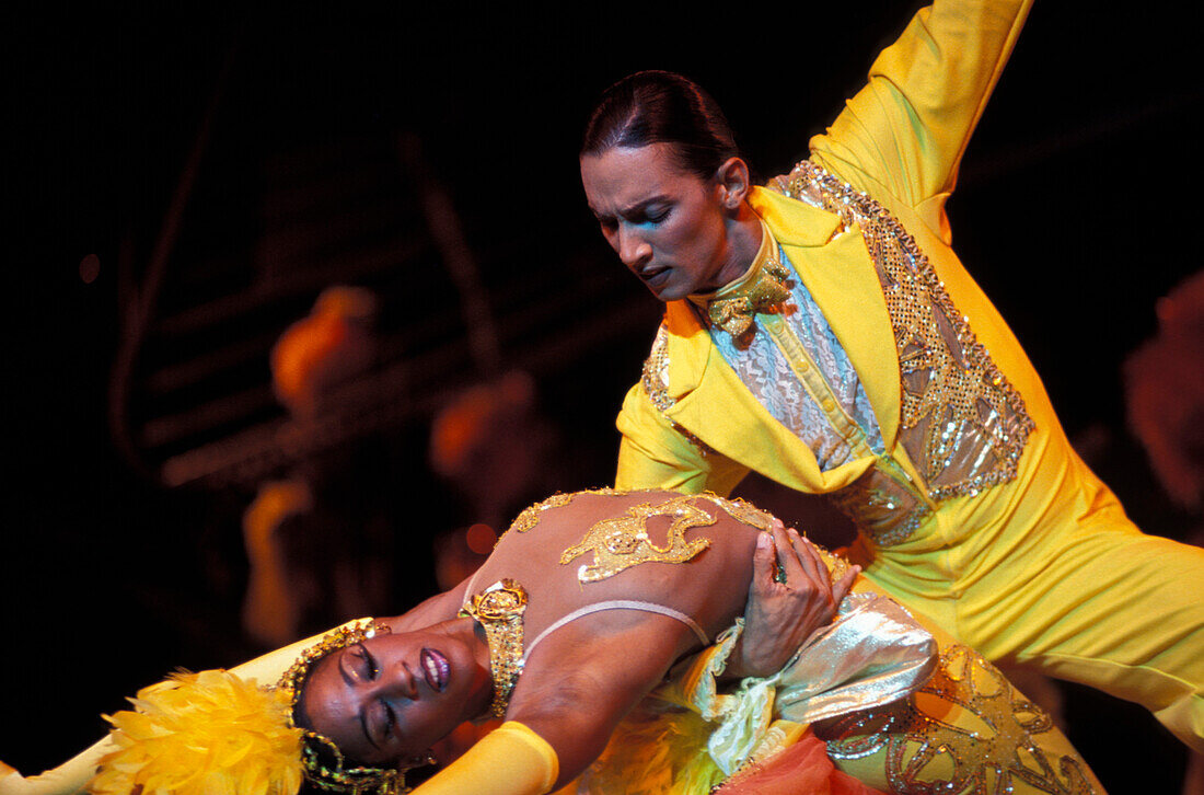 Tänzer in einer Show im Cabaret Tropicana, Havanna, Kuba, Karibik, Amerika