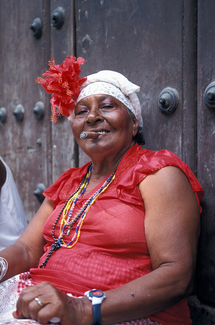 Ältere Frau raucht Zigarre in der Altstadt, Plaza de la Catedral, La Habana Vieja, Havanna, Kuba, Karibik, Amerika