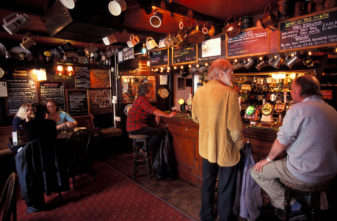 Menschen im Admiral Benbow Pub, Penzance, Cornwall, Grossbritannien, Europa