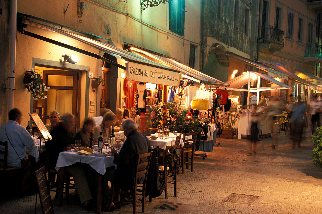 Menschen vor einem Restaurant am Abend, Capoliveri, Calamita, Elba, Toskana, Italien, Europa