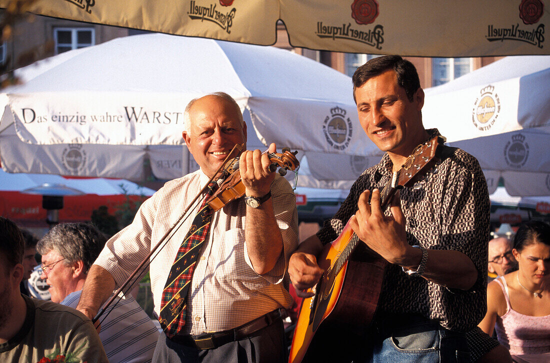 Musiker auf dem Marktplatz, Warschau, Polen, Europa