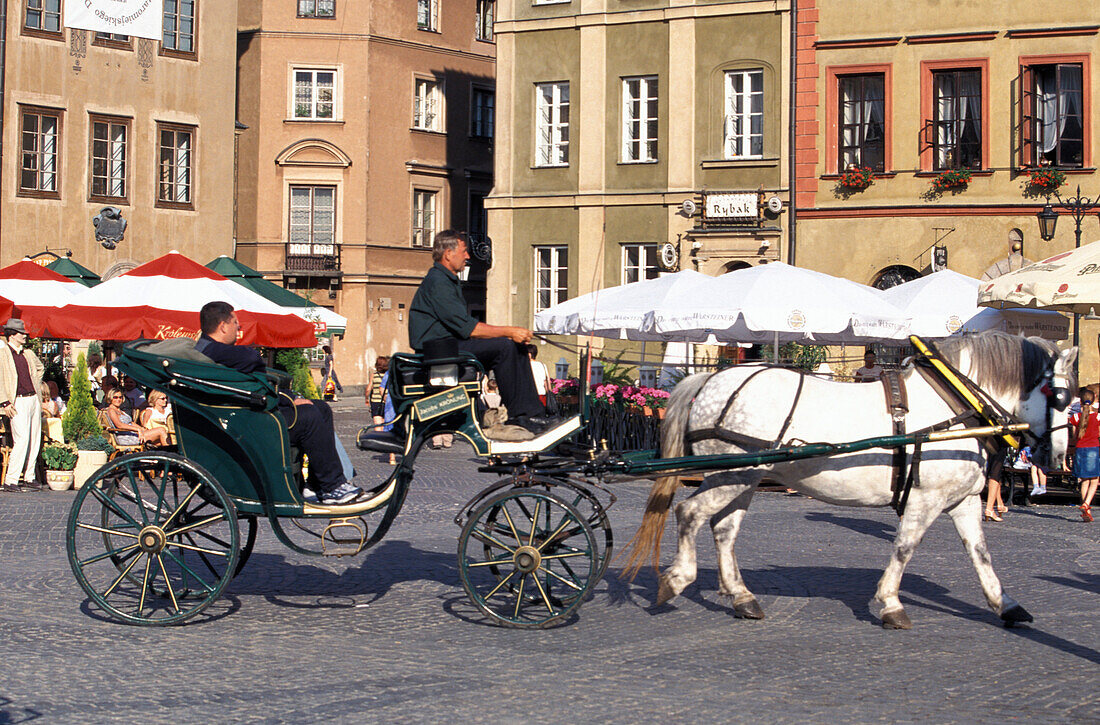Pferdekutsche auf dem Marktplatz, Warschau, Polen, Europa