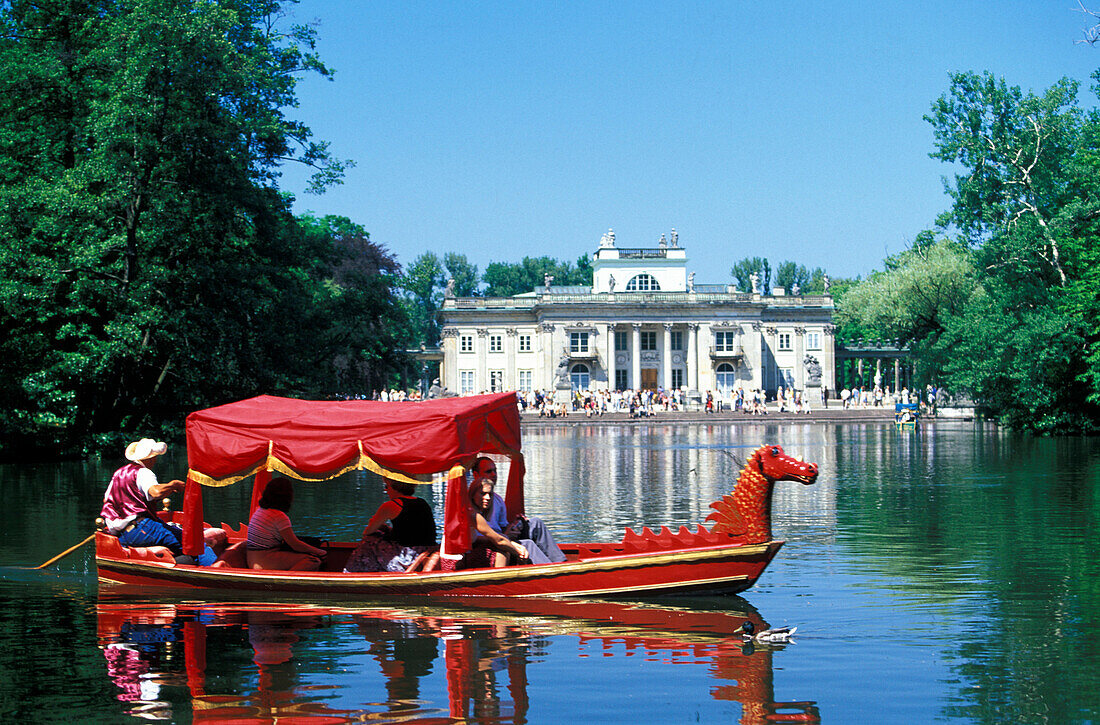 Boot auf einem See im Lazienki Park und Palais Belvedere im Hintergrund, Warschau, Polen, Europa