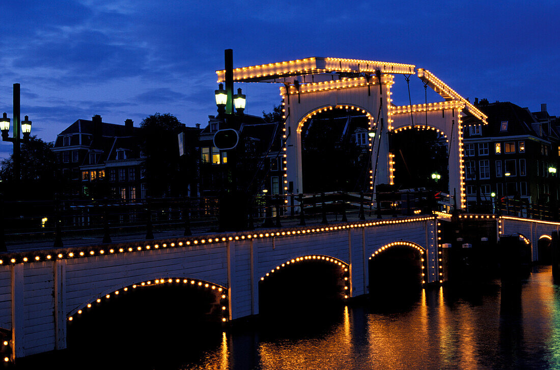 Die beleuchtete Magere Brug Brücke am Abend, Amsterdam, Niederlande, Europa