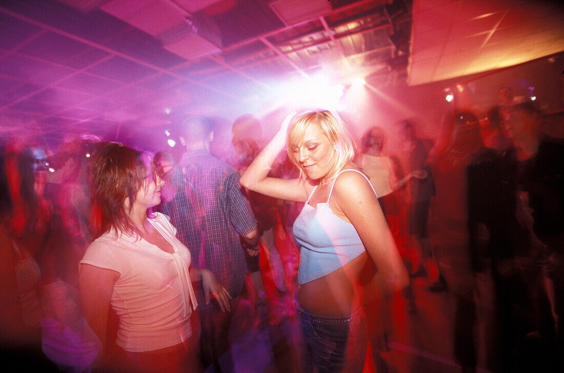 Menschen tanzen im Park Disco Club, Warschau, Polen, Europa