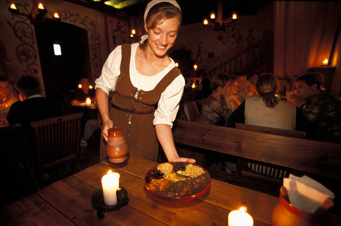 Kellnerin in mittelalterlichter Kleidung im Restaurant Olde Hansa, Tallinn, Estland, Europa