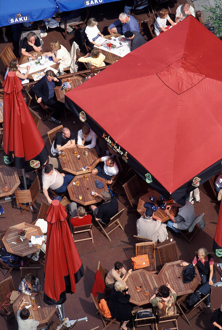 Blick von oben auf Menschen in Cafes auf dem Rathausplatz, Tallinn, Estland, Europa