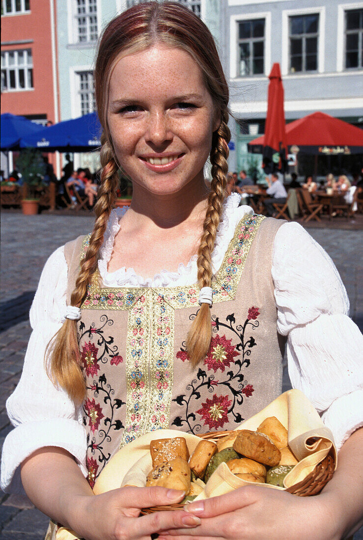 Bedienung auf dem Rathausplatz, Tallinn, Estland