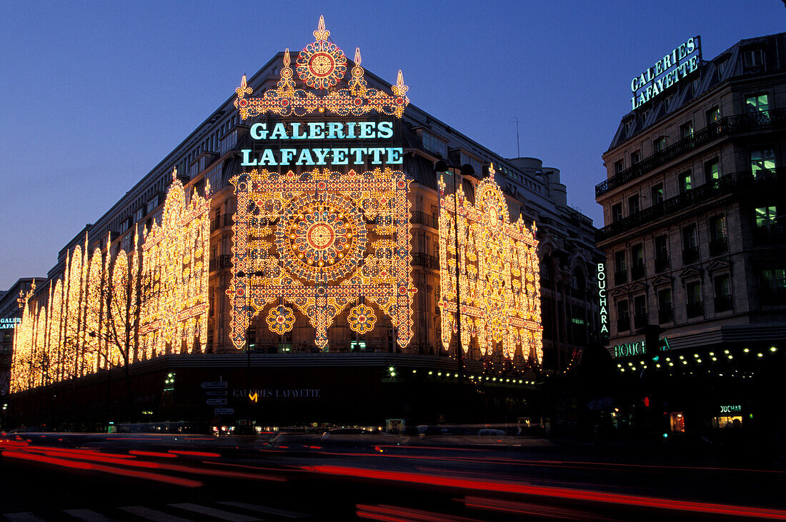 Das Kaufhaus Galerie Lafayette mit Weihnachtsbeleuchtung, Paris, Frankreich, Europa