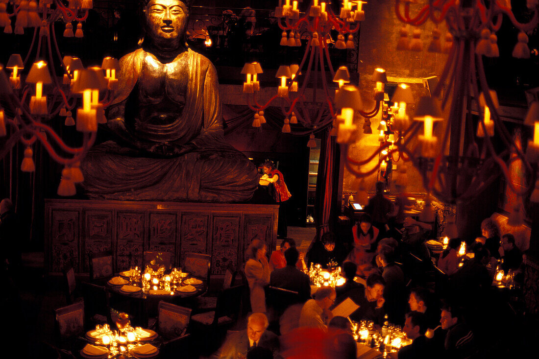 Kerzenlicht in der Buddha Bar, 11. Arrondissement, Paris, Frankreich, Europa