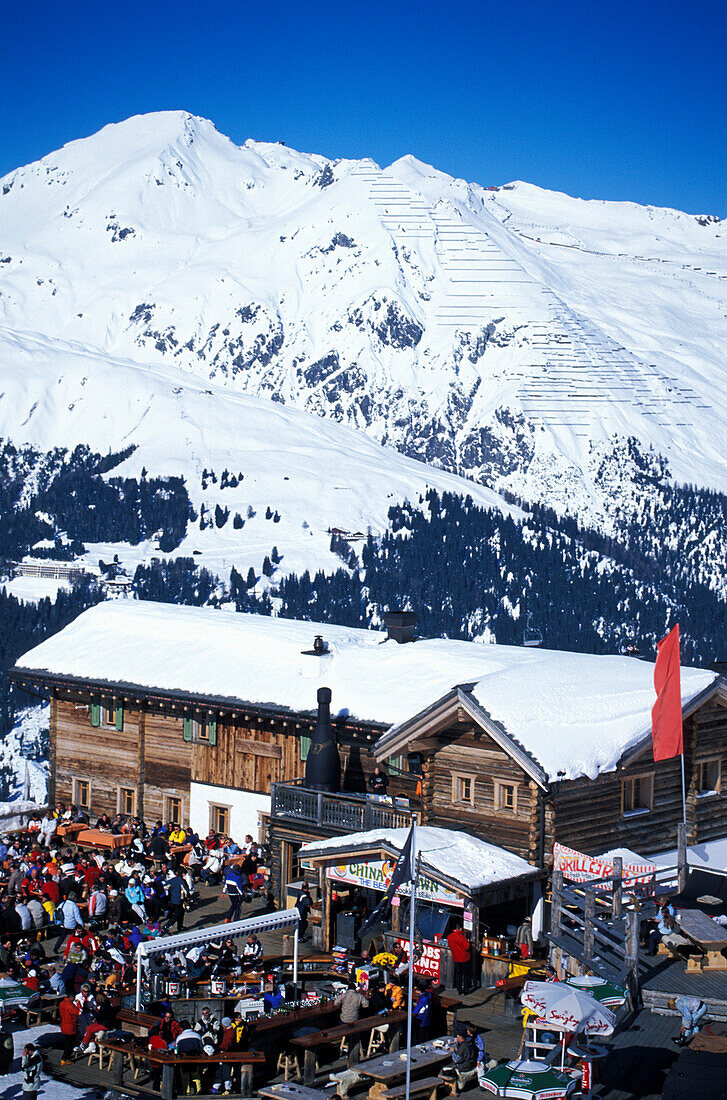 Leute beim Apres Ski an der Fuxägufer Hütte, Jakobshorn, Graubünden, Schweiz