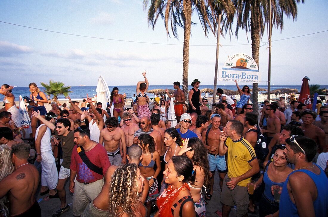 Junge Leute beim Feiern in der Bora Bora Strand Disco, Club, Playa d'en Bossa, Ibiza, Spanien