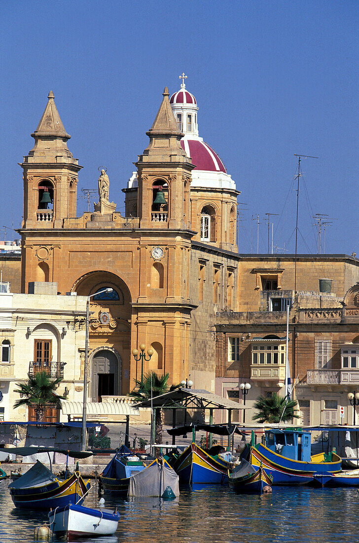 Blick auf Fischerboote im Hafen und Kirche, Marsaxlokk, Malta, Europa