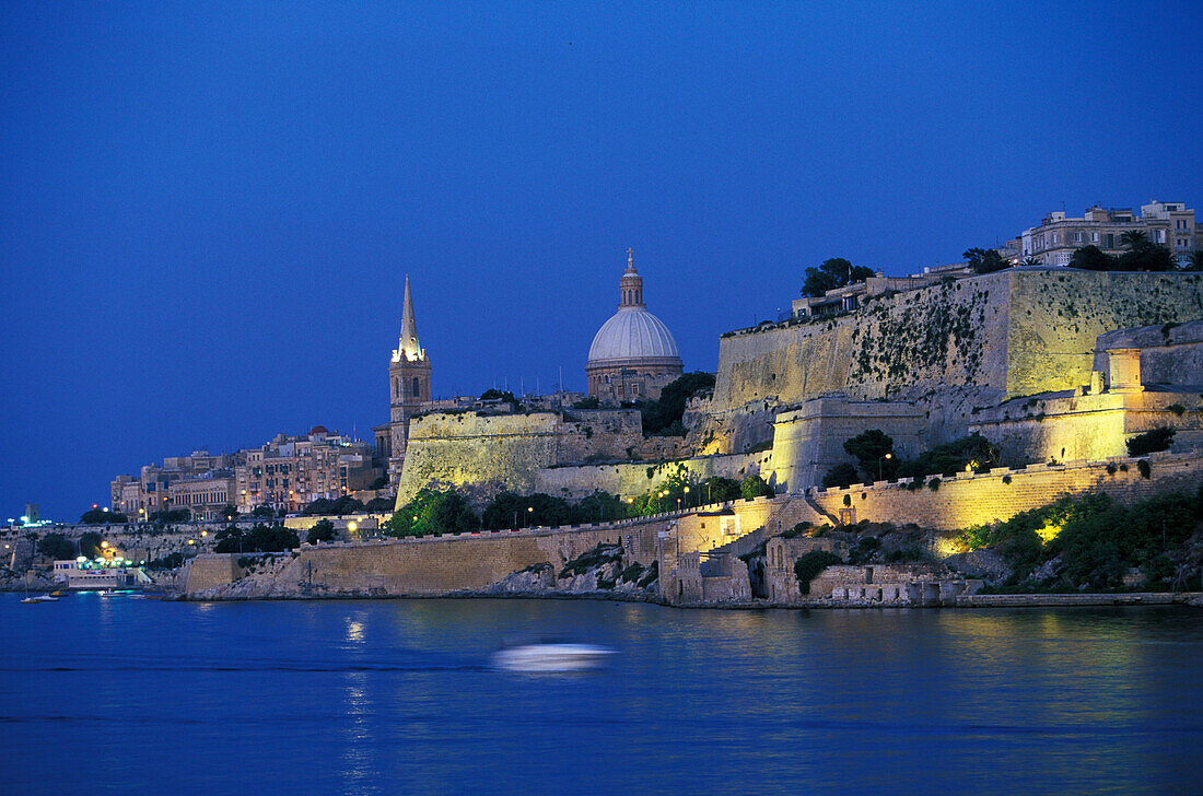 Blick auf Marsamxett Hafen am Abend, Valletta, Malta, Europa