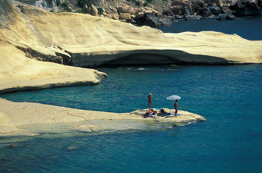 Menschen in der Ghaijn Tuffieha Bucht, Malta, Europa