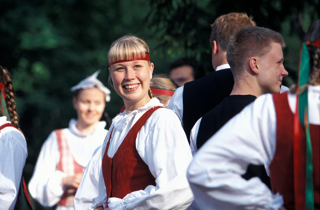 Johannis Tänzer in Tracht bei der Sonnenwendfeier, Insel Seurasaari, Helsinki, Finnland, Europa