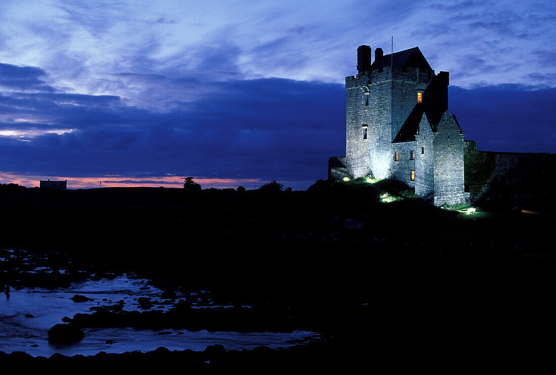 Schloß Dunguaire Castle bei Nacht, Co. Galway, Irland