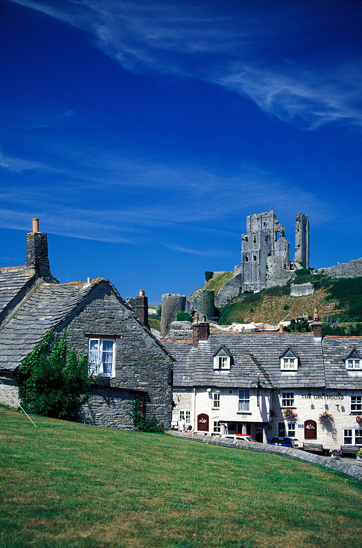 Houses in front of the ruins of Corte Castle, Dorset, England, Great Britain, Europe