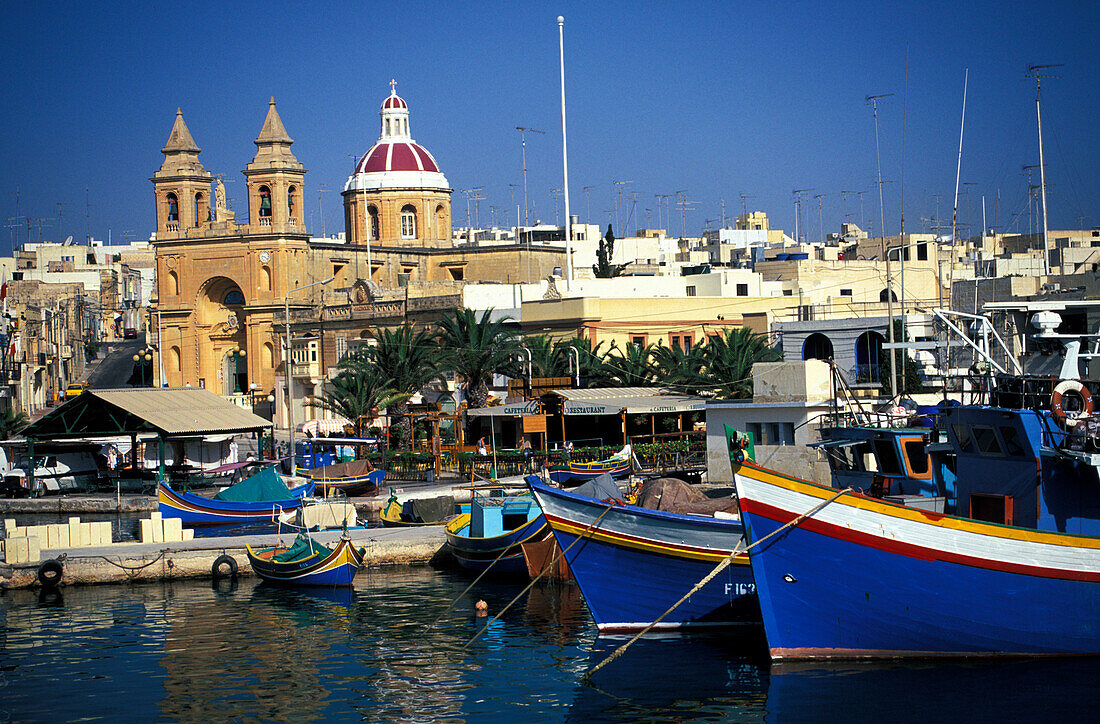 Blick über den Hafen mit Kirche, Our Lady of Pompeji Church, Marsaxlokk, Malta