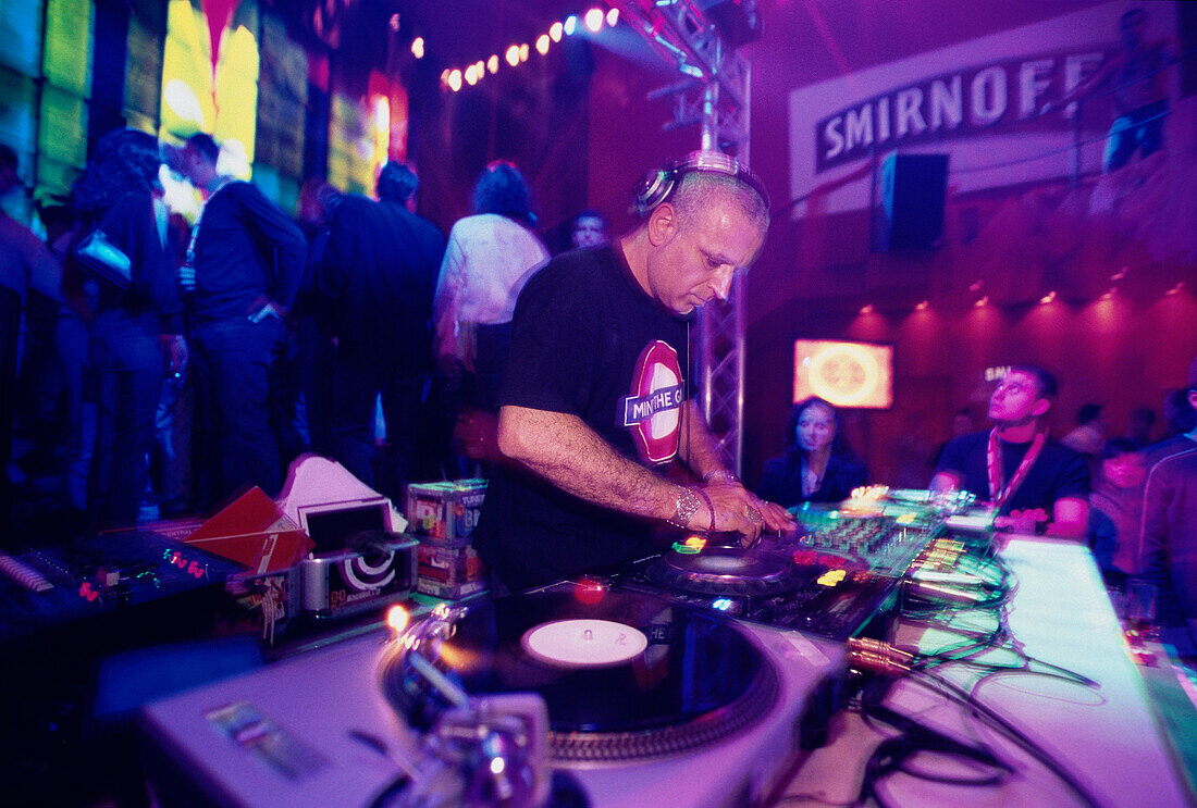 DJ in Diskothek Danza, Psirri, Athen, Griechenland