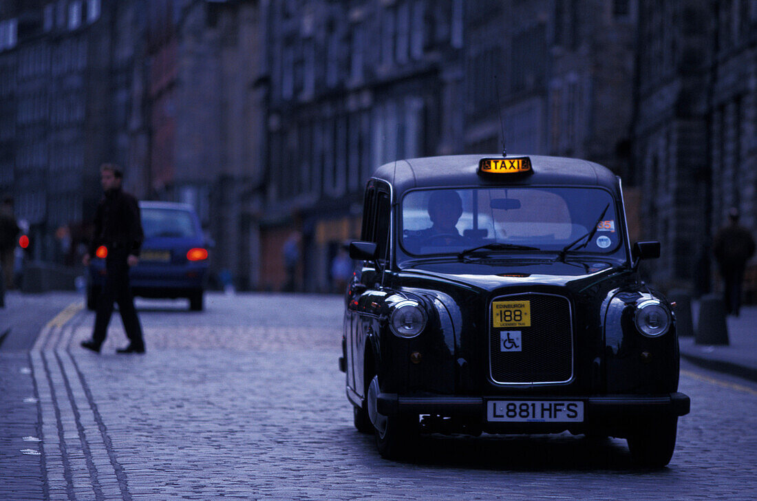 Nostalgisches Taxi auf der Royal Mile Strasse, Edinburgh, Schottland, Grossbritannien, Europa