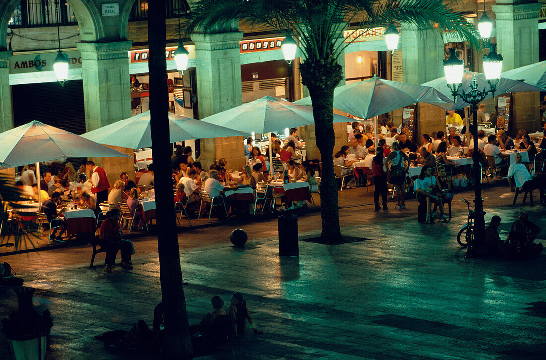 Restaurants Old Town Barcelona, Restaurants Placa Reial in Old Town, Barcelona, Catalonia, Spain