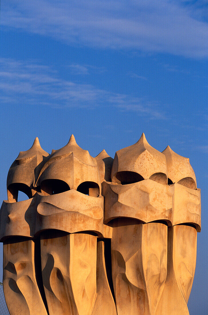 Kamine auf dem Dach von Casa Mila, La Pedrera, Barcelona, Katalonien, Spanien