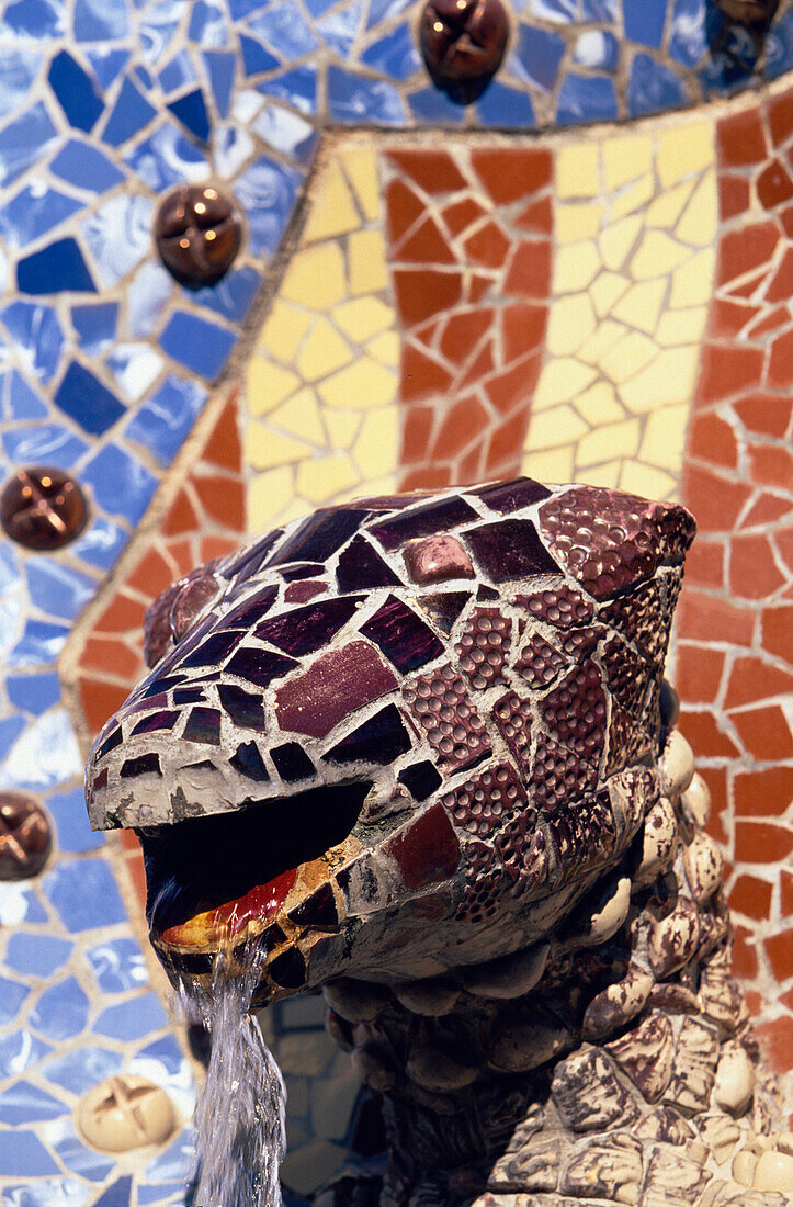 Mosaik von einem Reptilkopf, Springbrunnen mit mythologischen Figuren in Park Guell, A. Gaudi, Barcelona, Katalonien, Spanien