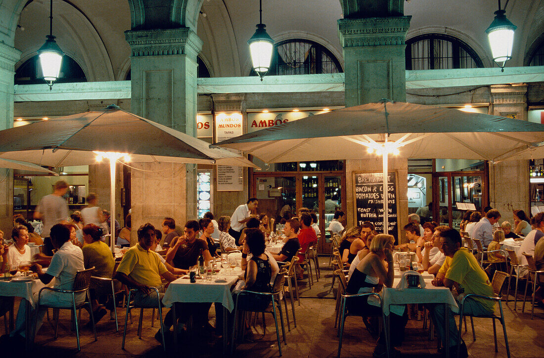 Restaurant, Placa Reial in der Altstadt, Barcelona, Katalonien, Spanien