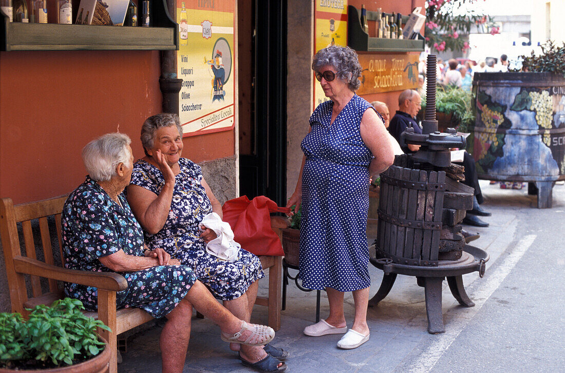 Gruppe alte Frauen, Monterosso al Mare, Cinque Terre, Ligurien, Italien