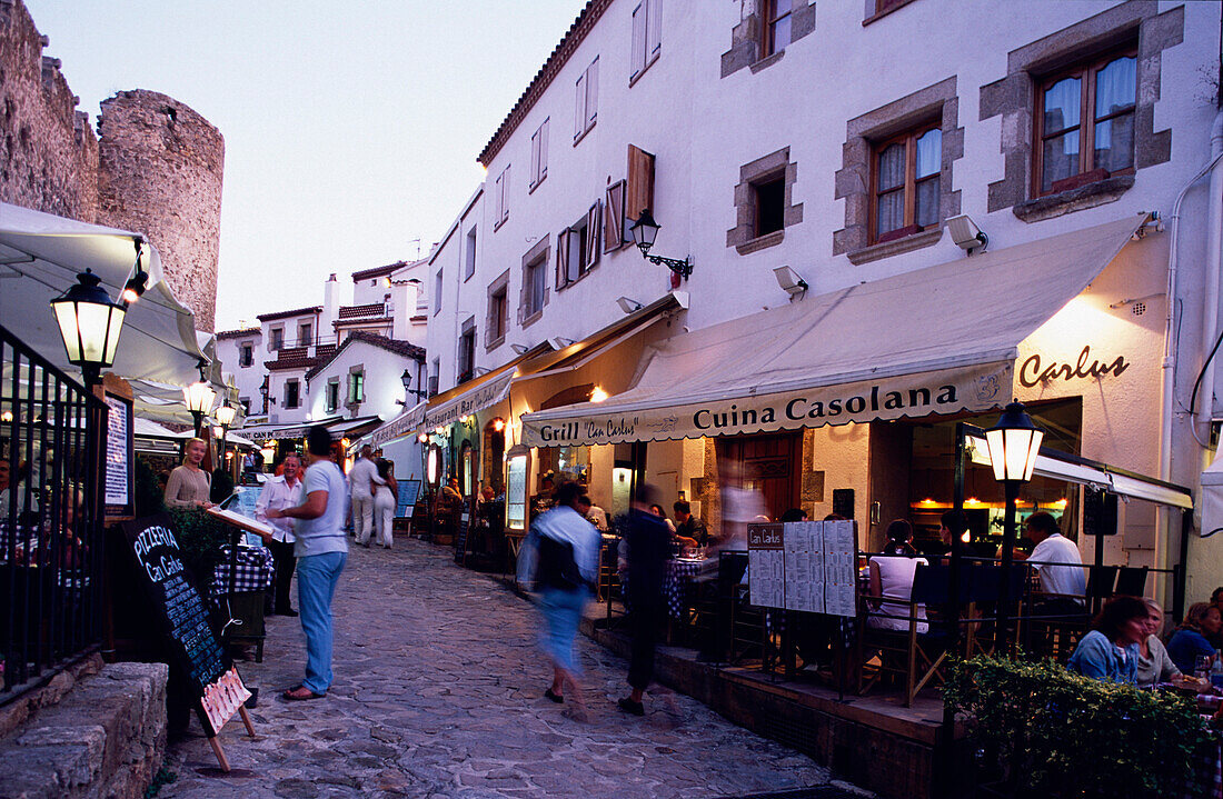 Der Altstadt Vila Vella mit  gemütliche Cafés und Restaurants, Schloss im Hintergrund, Tossa de Mar, Costa Brava, Katalonien, Spanien