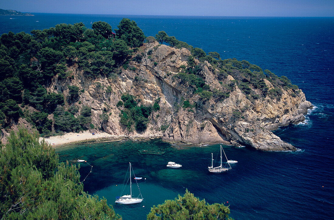 Blick von der Küstenstraße, Segelschiffe in der Bucht in der Nähe von Giverola, Costa Brava, Katalonien, Spanien