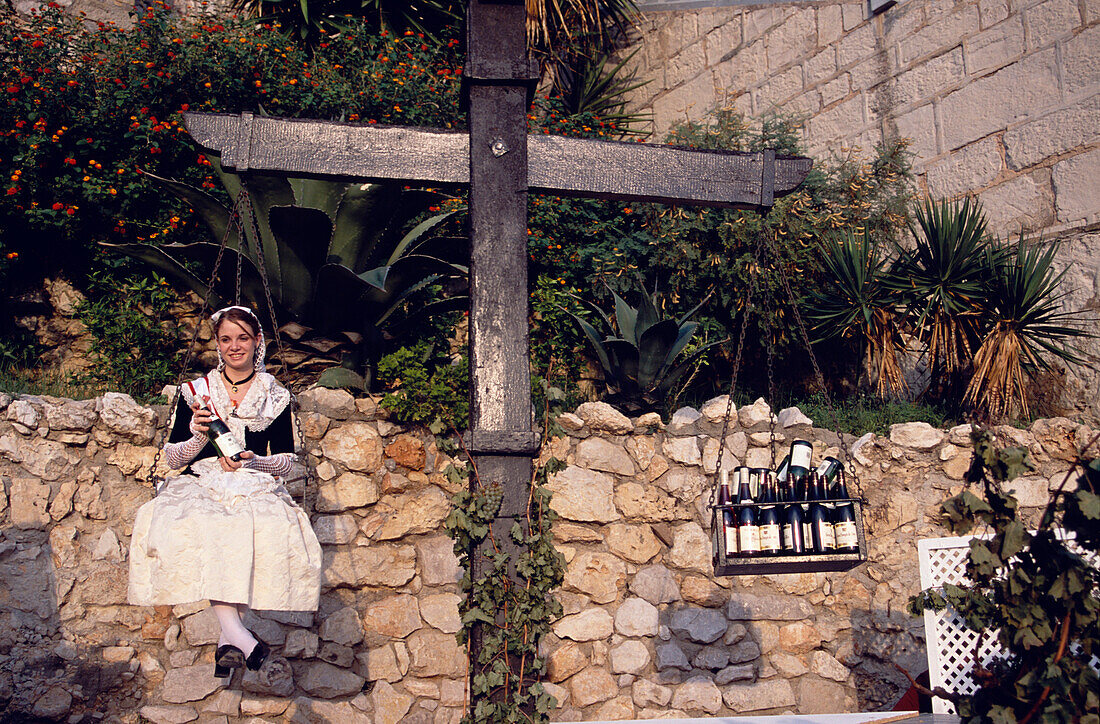 Mit einer Weinwaage wird das Gewicht des Siegers in Weinflaschen aufgewogen, Weinfest, Sitges, Costa de Garraf, Spain