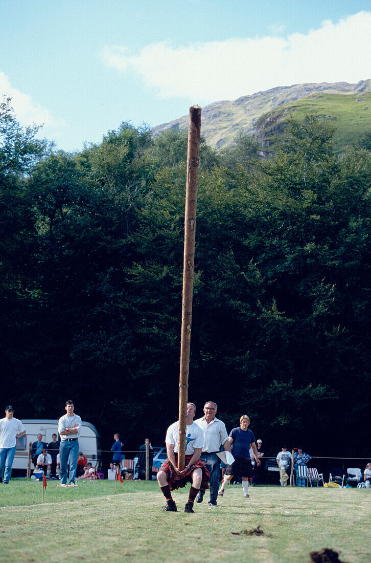 Tossing the Caber, Glenfinnan Highland Games, Ivernesshire, Scotland, Großbritannien