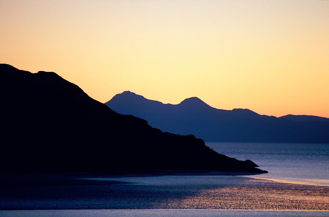 Die Inseln Rhum und Eigg bei Sonnenuntergang, Invernesshire, Schottland, Grossbritannien, Europa