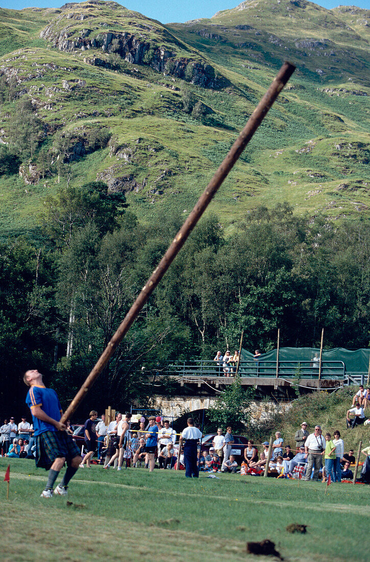 Mann beim Baummstammwerfen, Glenfinnan Highland Games, Invernesshire, Schottland, Grossbritannien, Europa